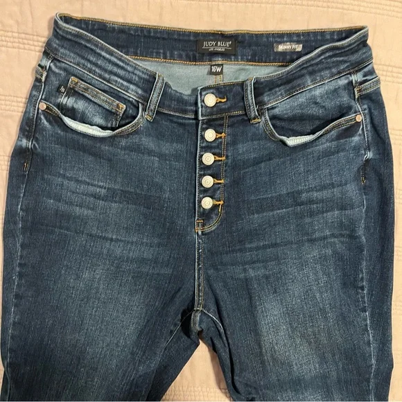 Judy Blue Button-Fly Cropped Jeans Skinny Fit - Picture 3 of 6